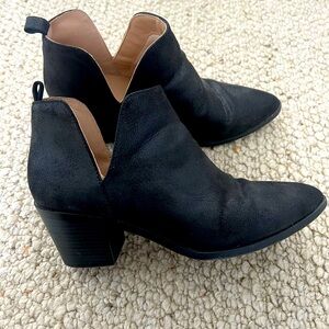 Black ankle boots with small heel